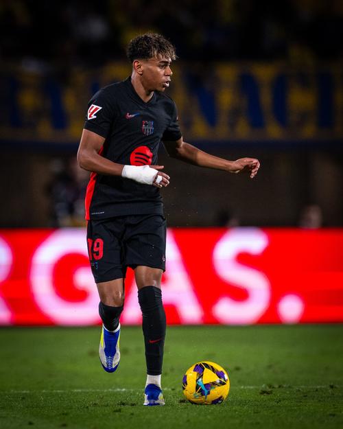 欧文突破防守送出关键助攻